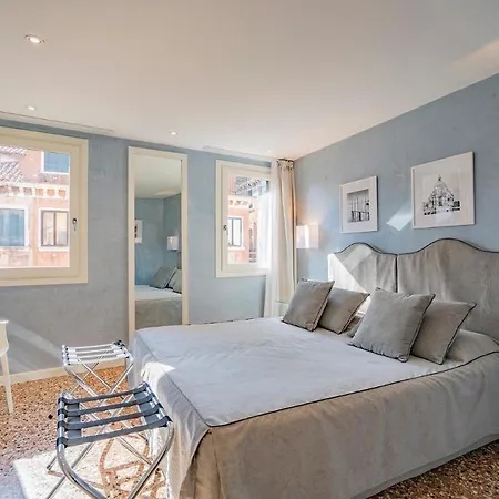 Dimora Sant'andrea Canal View Apartment Venice